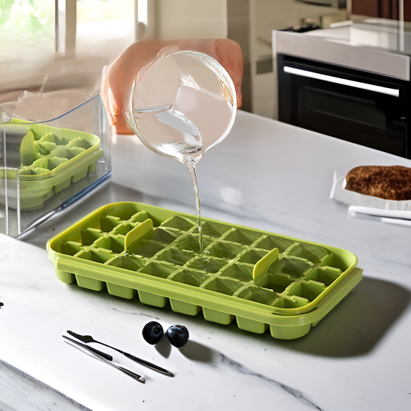 アイスキューブ型を押す