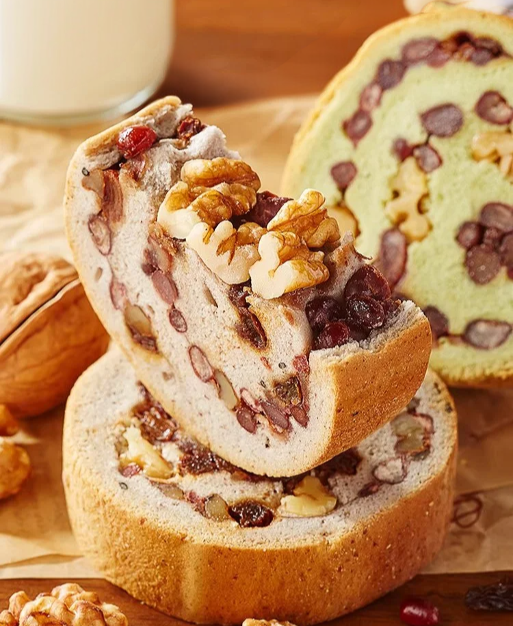 香ばしいナッツがたっぷり入った全粒粉パン