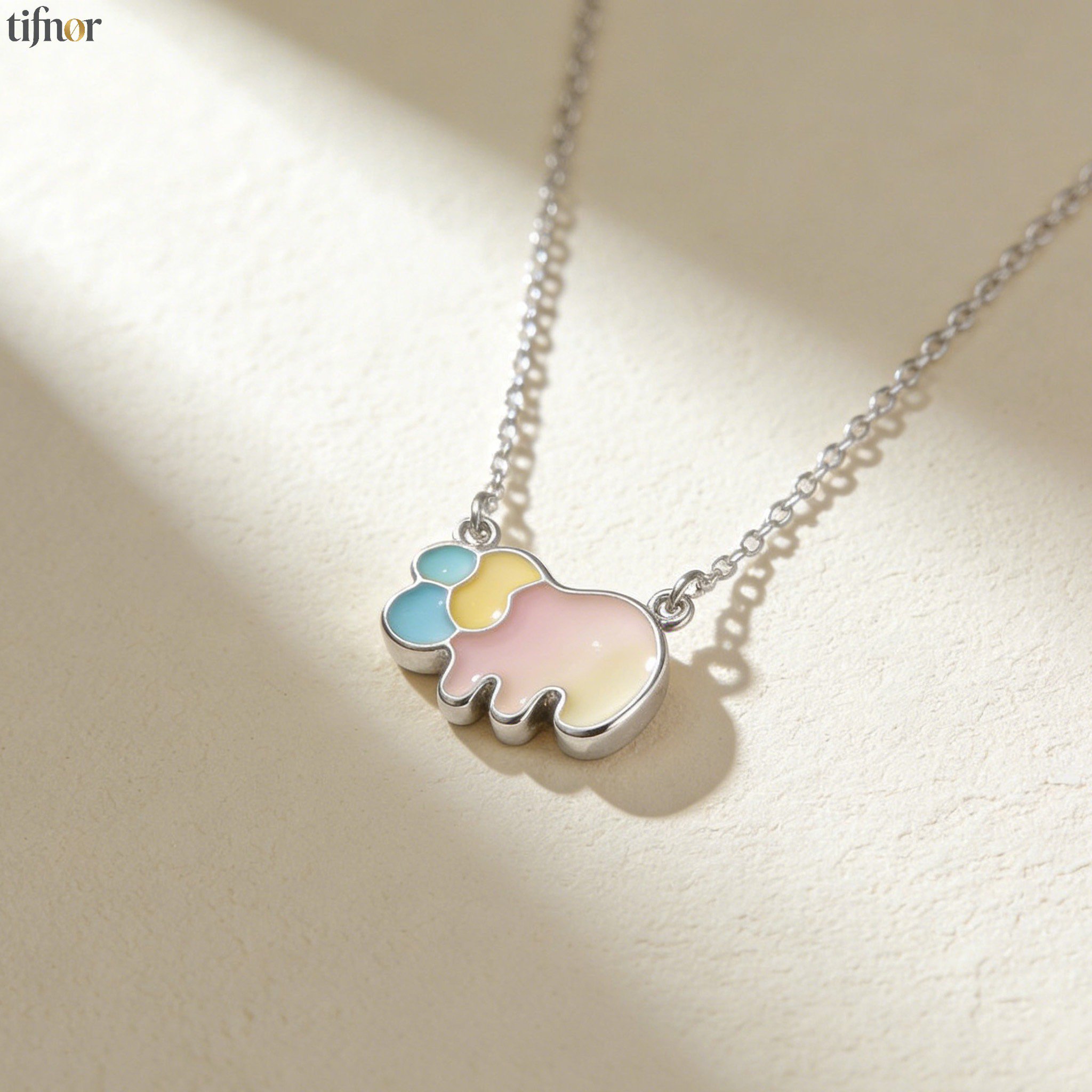 繊細なシルバーネックレスの全体画像