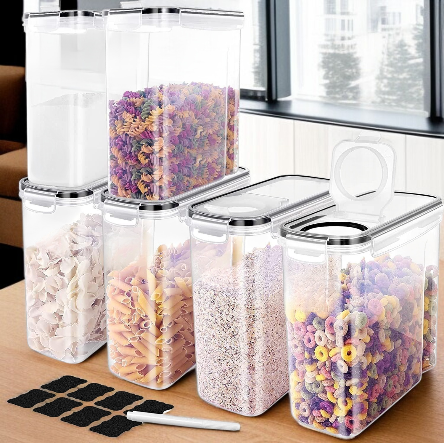 깔끔하게 정리된 주방과 곡물 수납 탱크