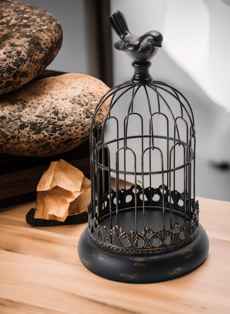 촛불이 켜진 빈티지 촛대