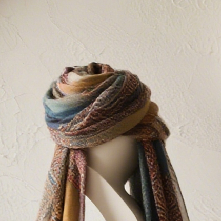 실크 머플러 부드러운 소재 디테일