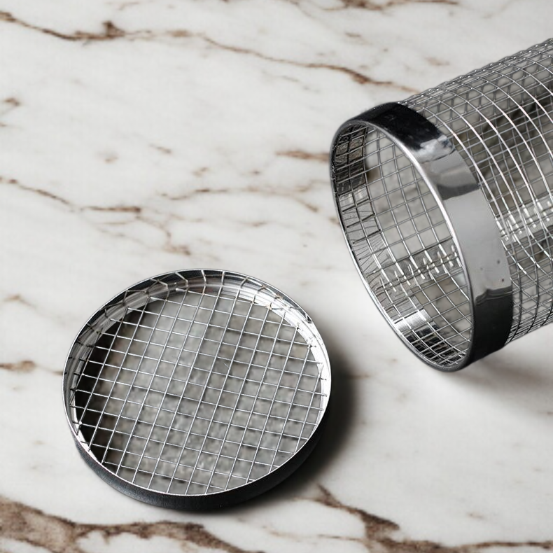 캠핑장에서 사용되는 바비큐 케이지