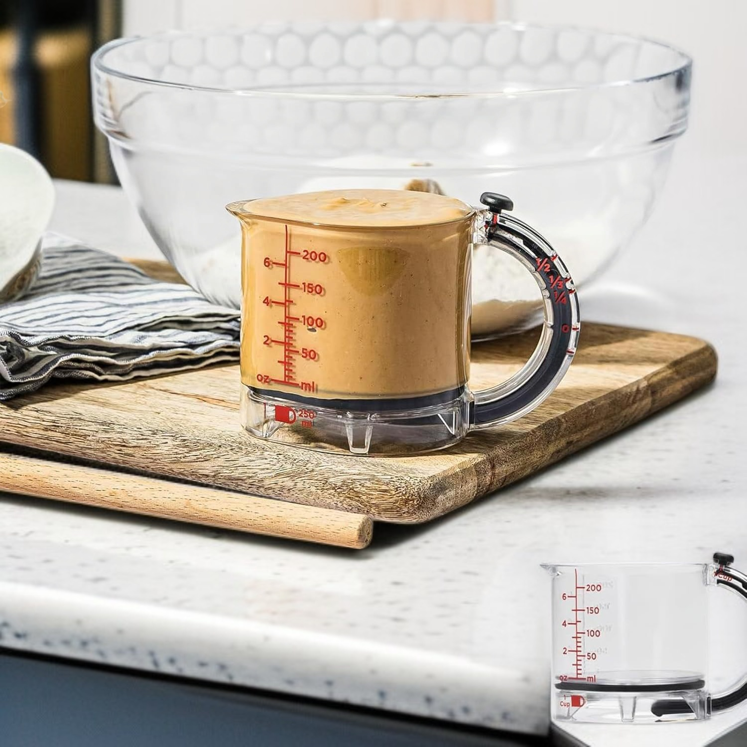 Multifunktionaler Messbecher für Backen und Kochen