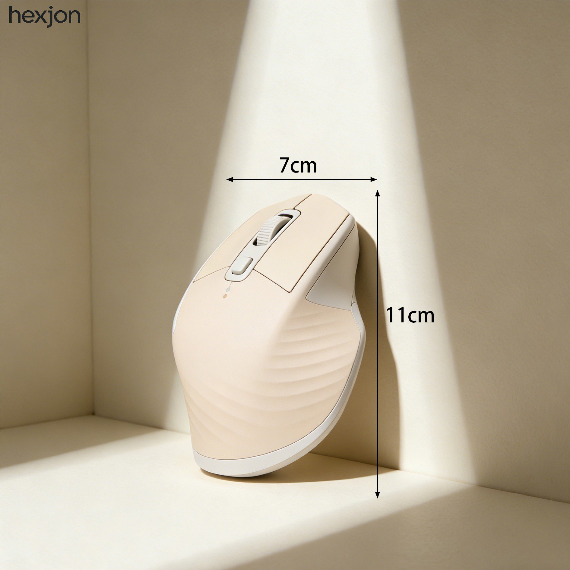 垂直マウスを持つ手元のイメージ