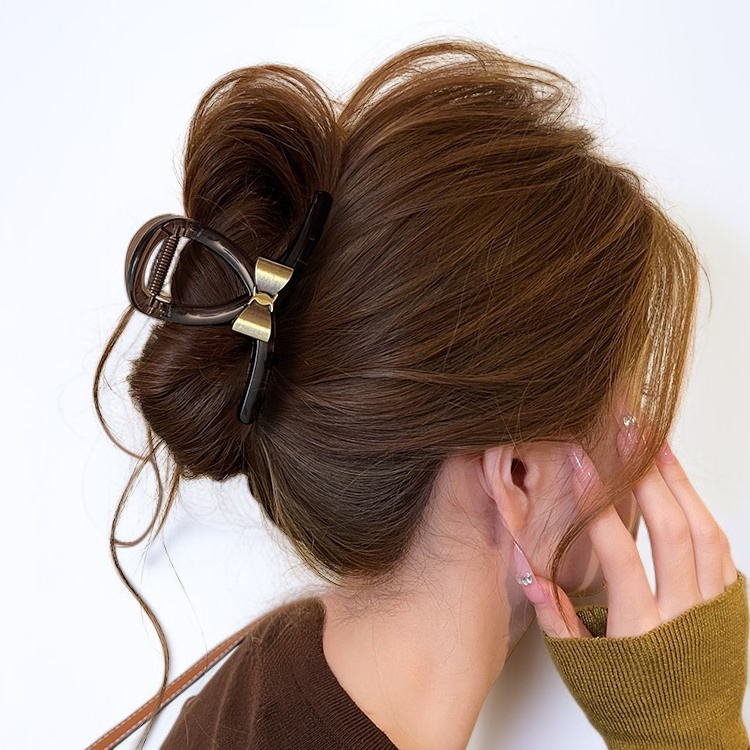 Raffinierter Retro-Schleifenclip auf weißem Hintergrund