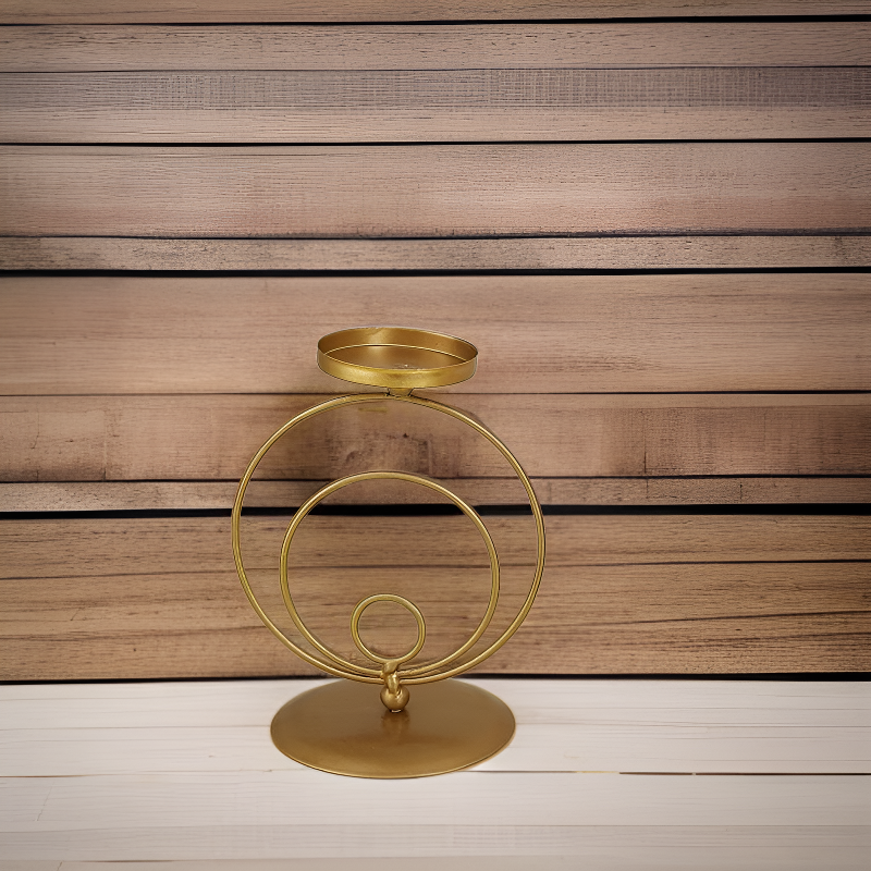 Candelabro alto de hierro con arte en metal dorado