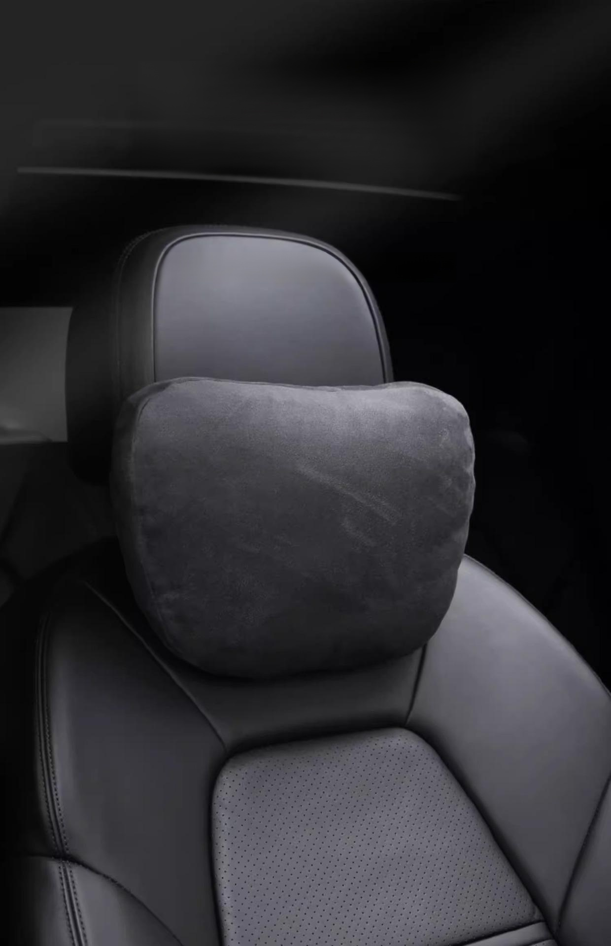 Reposacabezas de ante para coche instalado en asiento