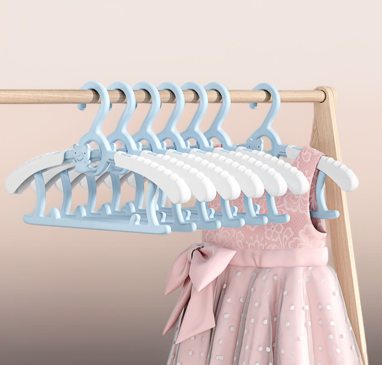 衣櫥內兒童衣架整齊排列