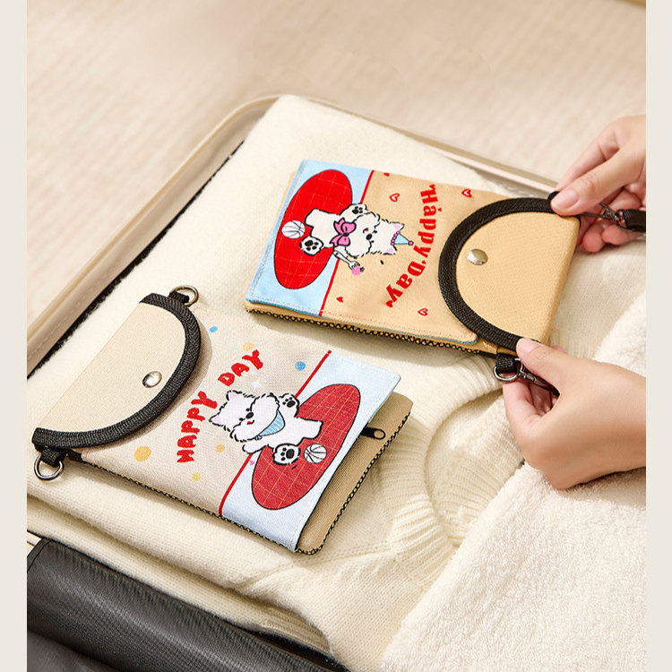 카드와 증명서가 들어있는 도난방지 카드 가방 내부