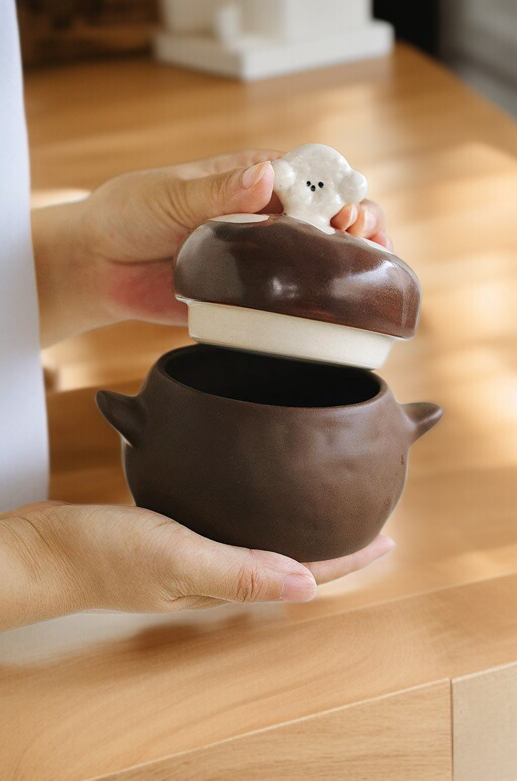 테이프 뚜껑과 술잔의 조화로운 디자인