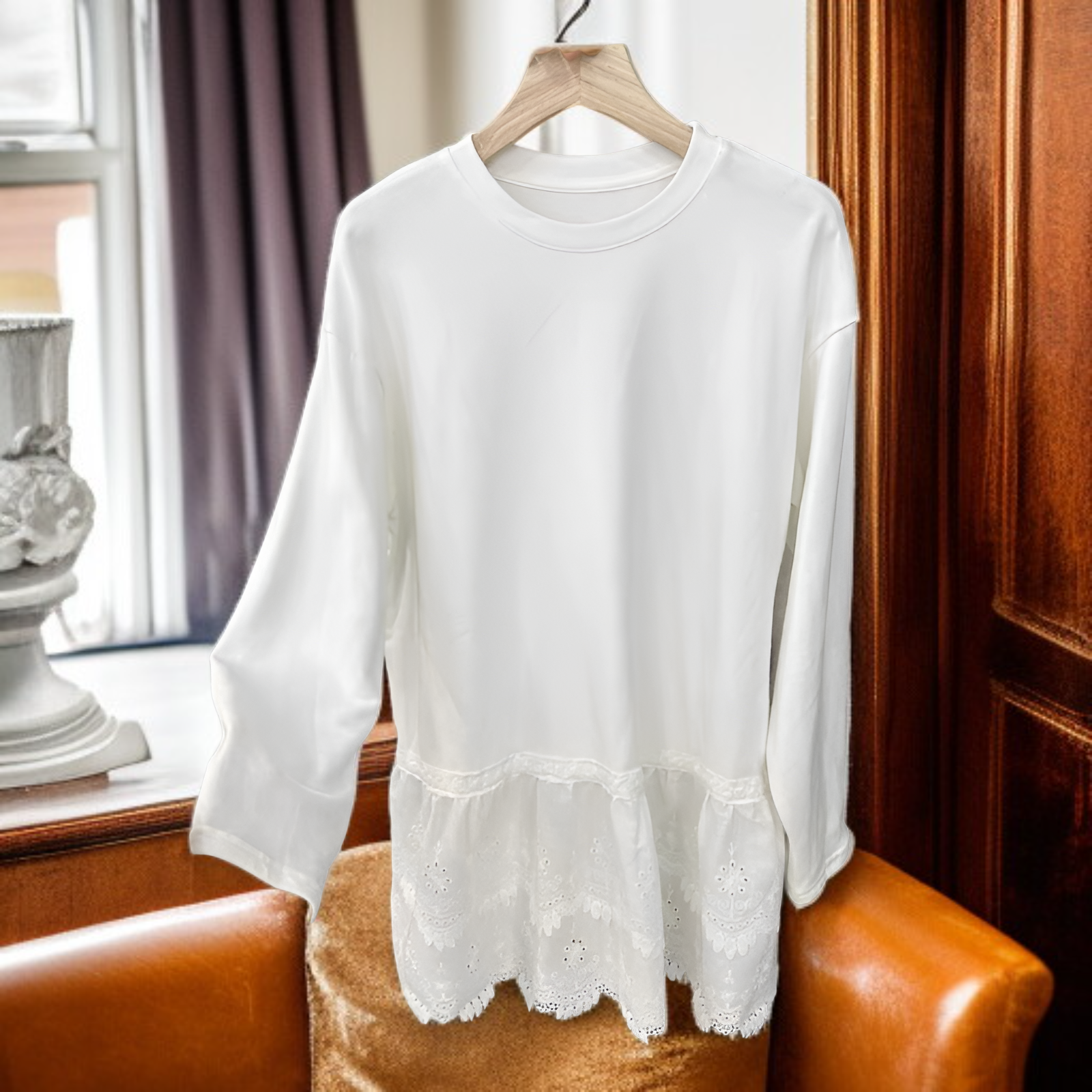 レースヘムデザインの冬用長袖Tシャツ前面