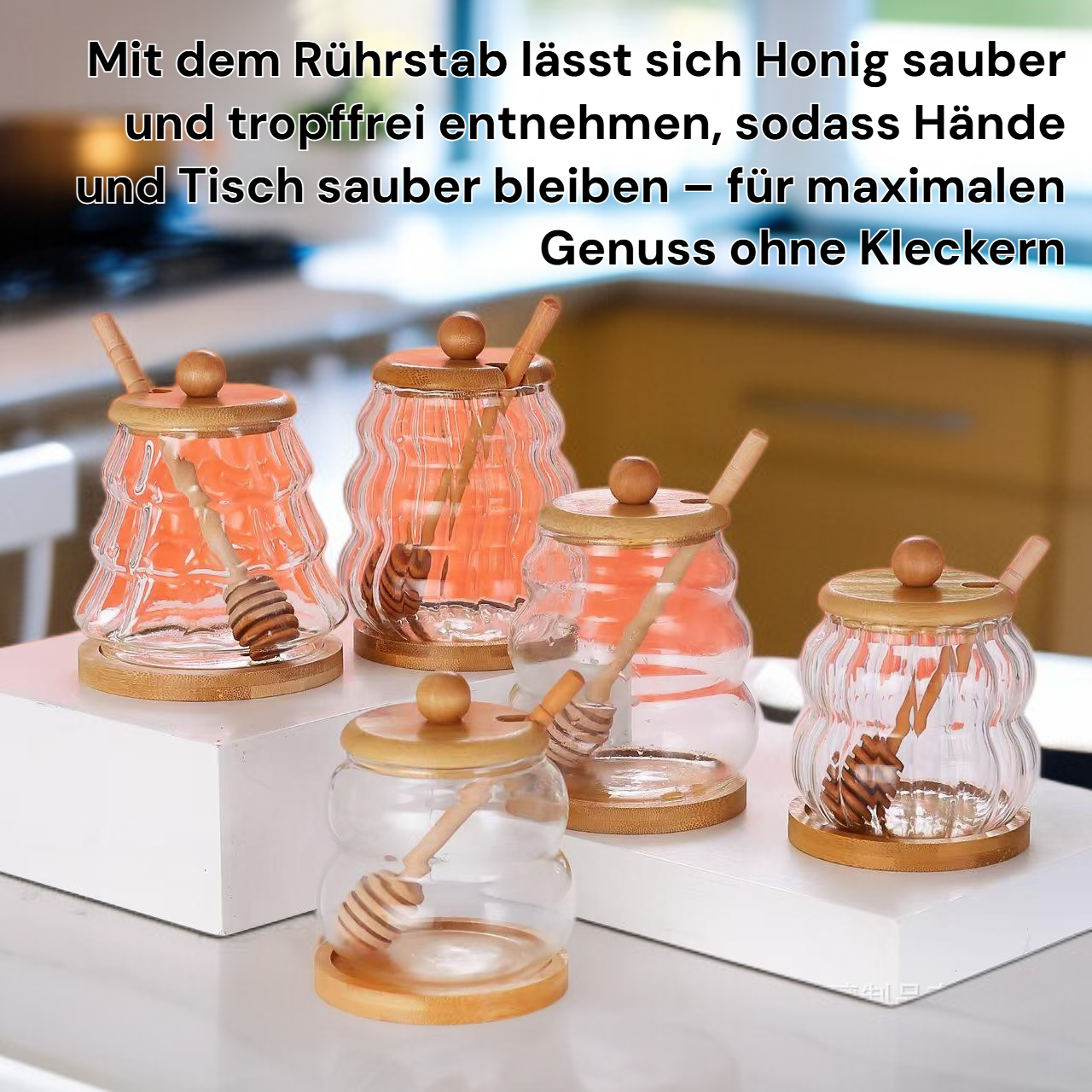 Honigglas mit Rührstab auf dem Frühstückstisch