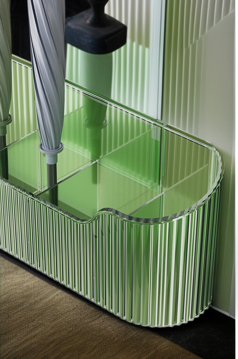 Paraguas almacenados ordenadamente en estante mural