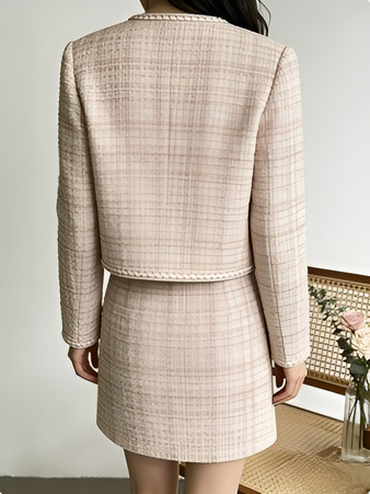 Zweiteiliges Set bestehend aus kurzer Jacke mit Rundhalsausschnitt und A-Linien-Rock