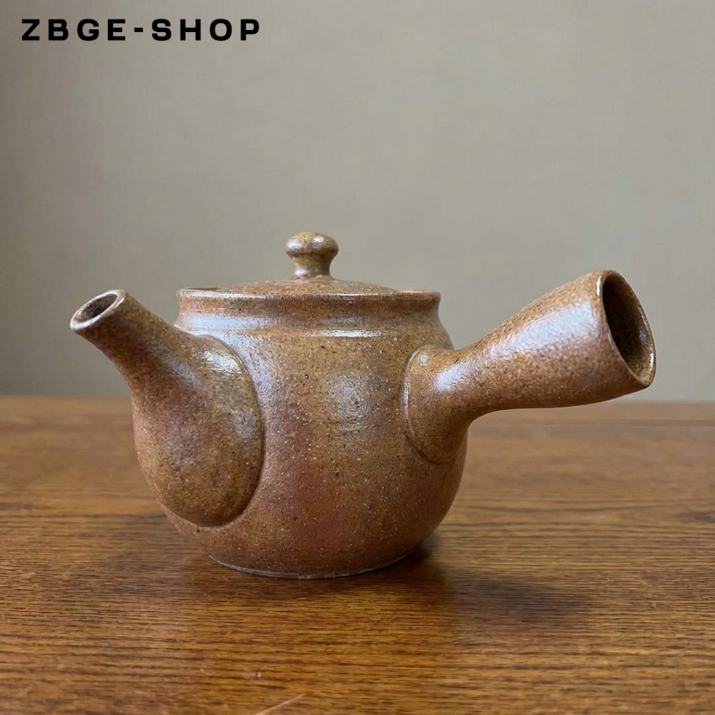 Traditionelle japanische Teekanne mit Teetassen