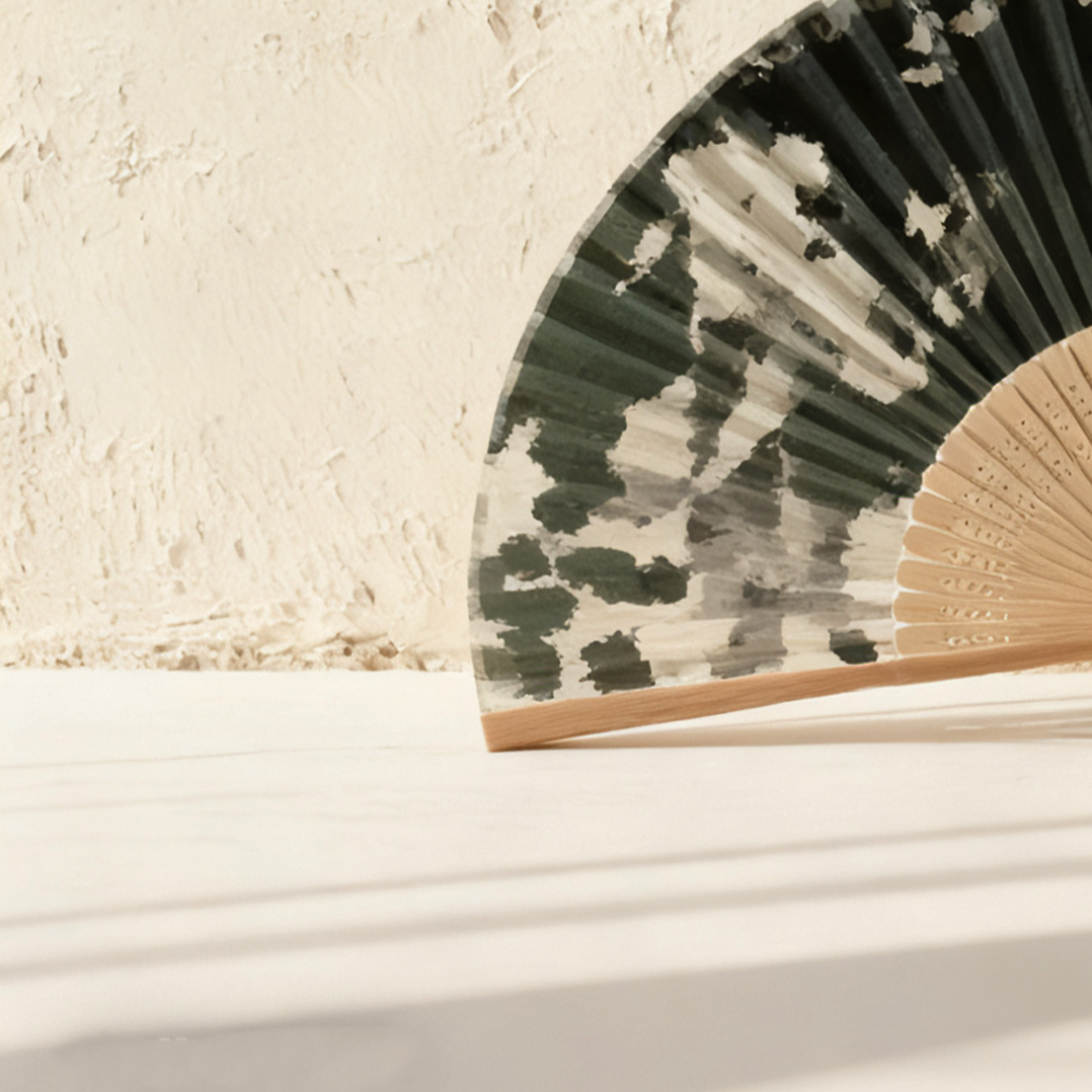 한국 전통 문양이 있는 접이식 부채