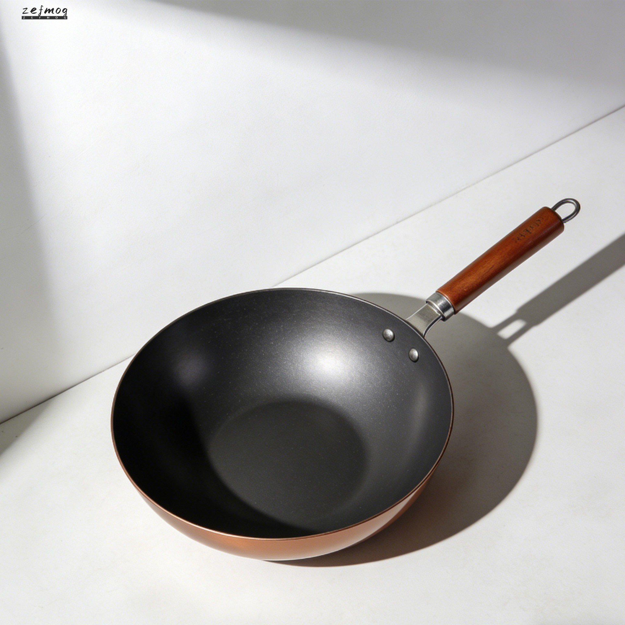 鉄製中華鍋で野菜炒めを調理する様子