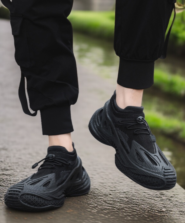 스타일리시한 디자인의 남성 스니커즈