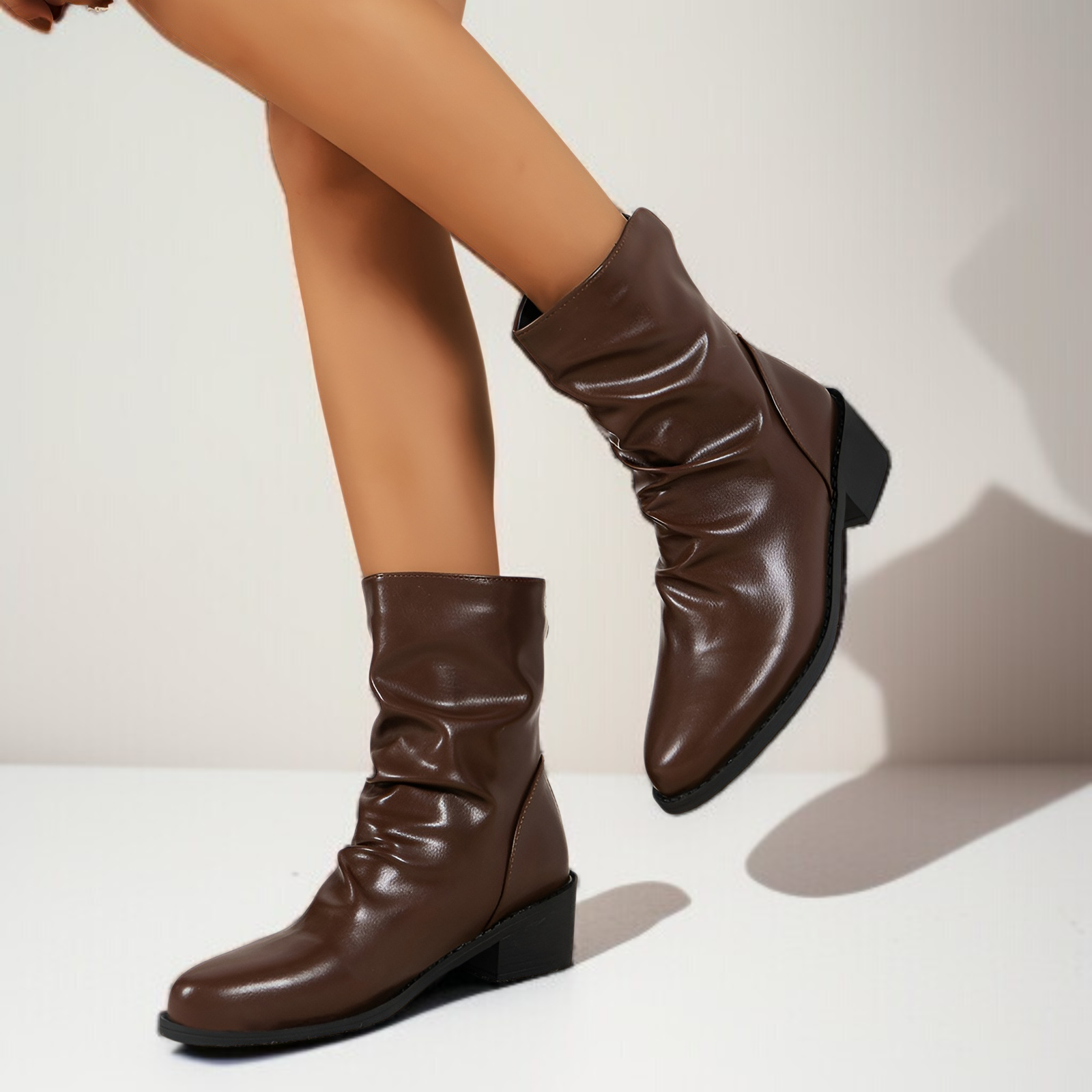 时尚褶皱马丁靴 踝靴 新款女士粗跟中跟短靴 女大码靴