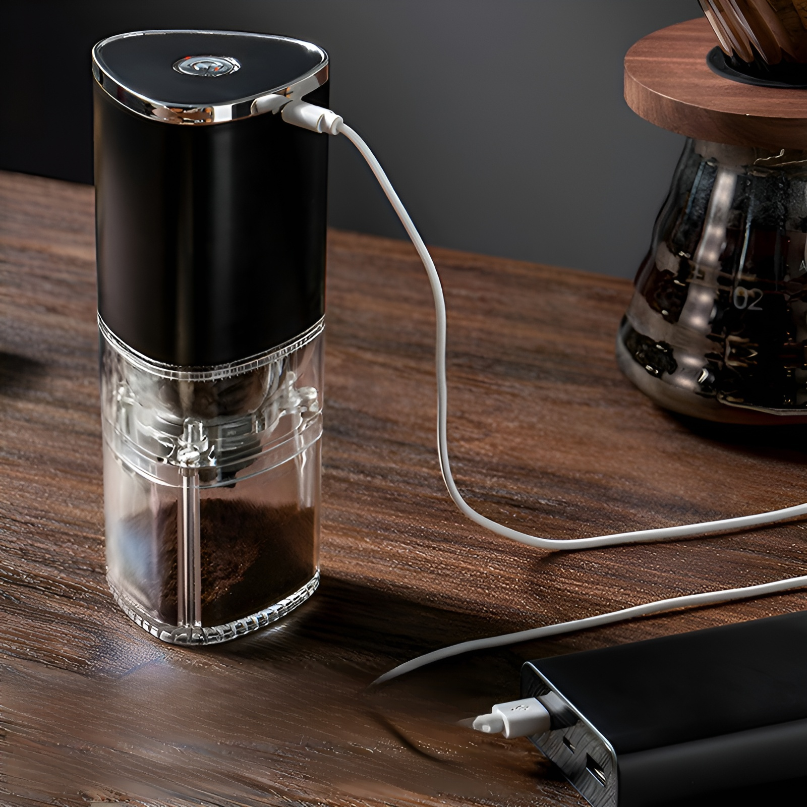 新鮮なコーヒー豆を挽く電動コーヒーミル