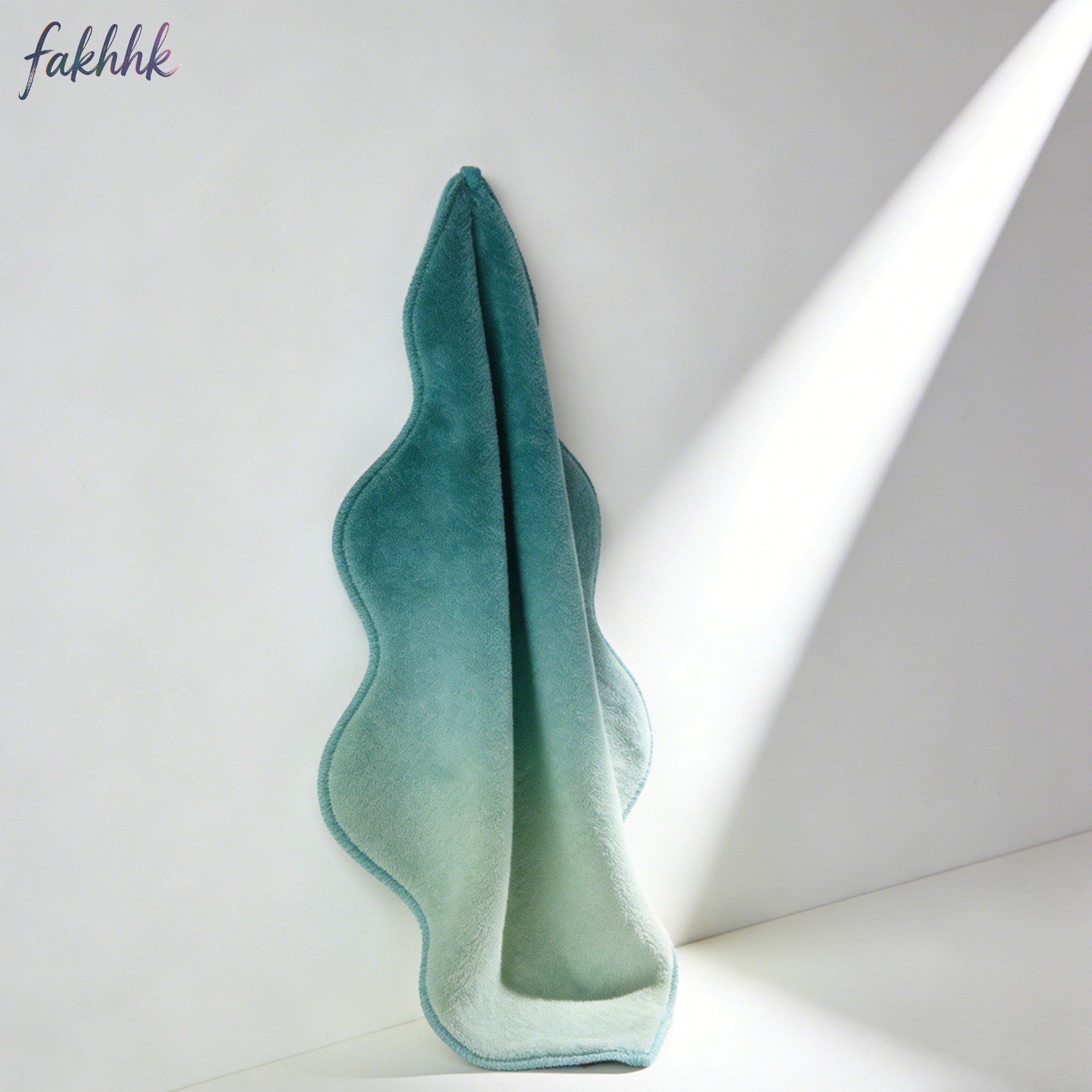 극세사 청소용 천으로 먼지 제거 모습