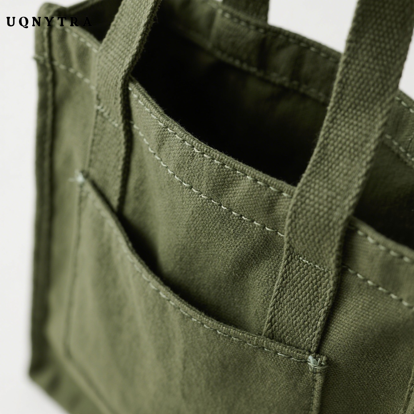 넉넉한 수납 공간의 캔버스 가방