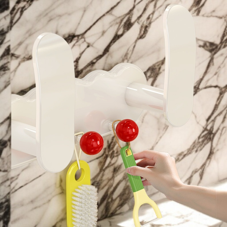 벽에 부착된 냄비 덮개 홀더 사용 예시