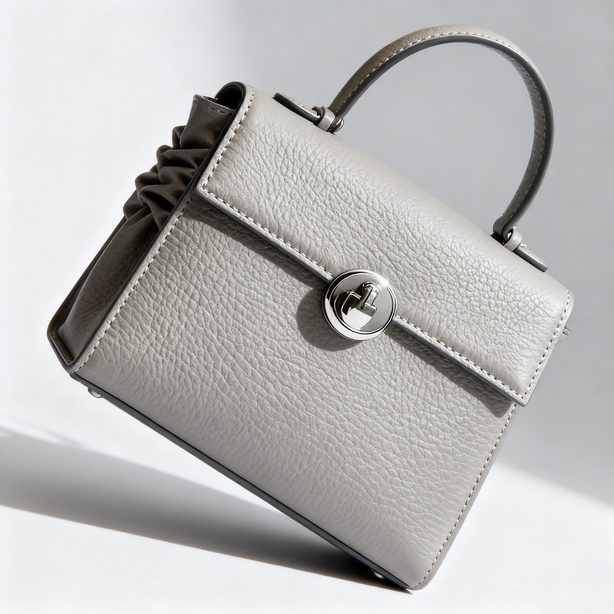 กระเป๋าถือหนังสีเงิน