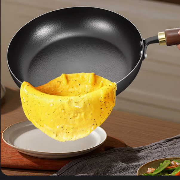 Beschichtungsfreie Bratpfanne mit Hammerschlag-Oberfläche