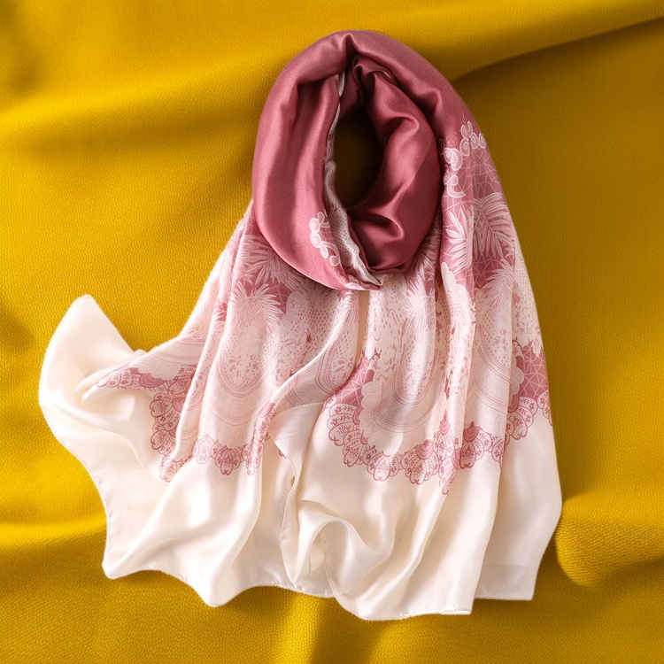 おしゃれなプリントスカーフ