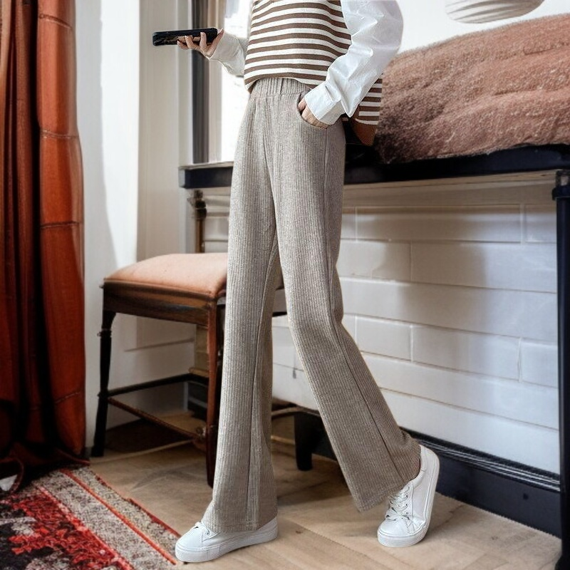 カジュアルコーデに合うレディースフレアパンツ