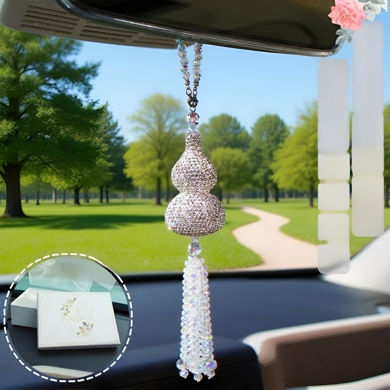 다이아몬드와 크리스털 장식이 돋보이는 고급스러운 호리병 펜던트