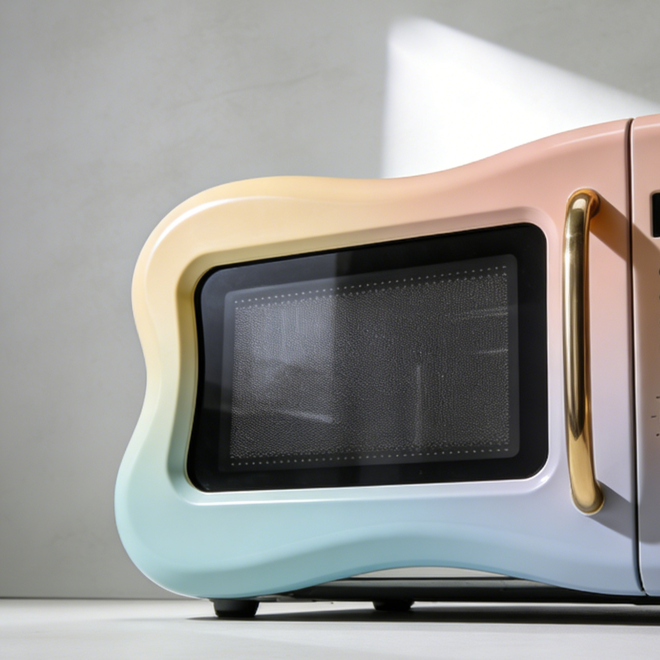 Microondas moderno con control por voz en cocina