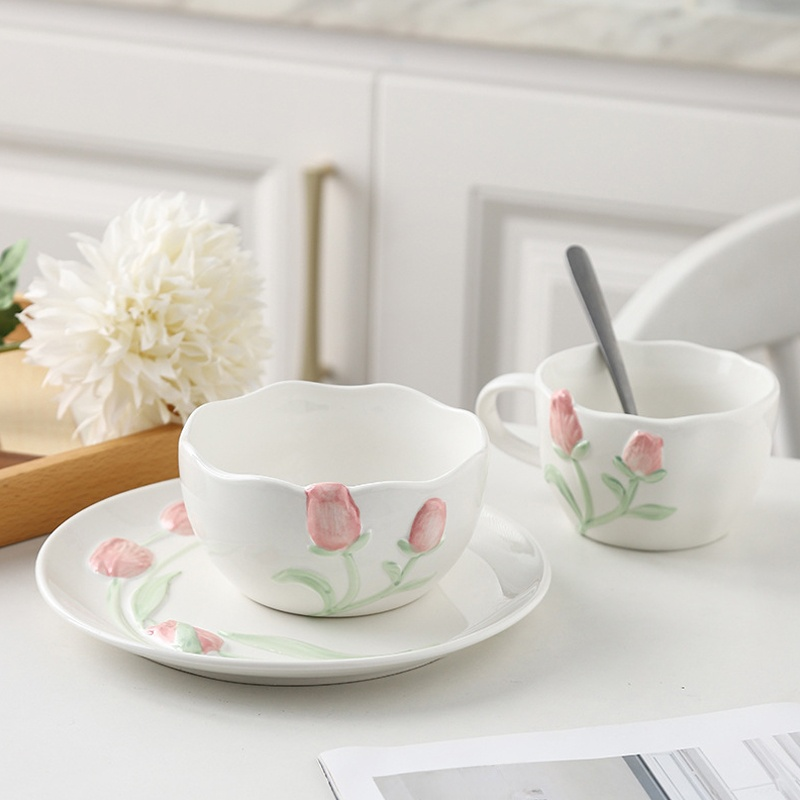 陶器のボウルや皿、白釉の食器