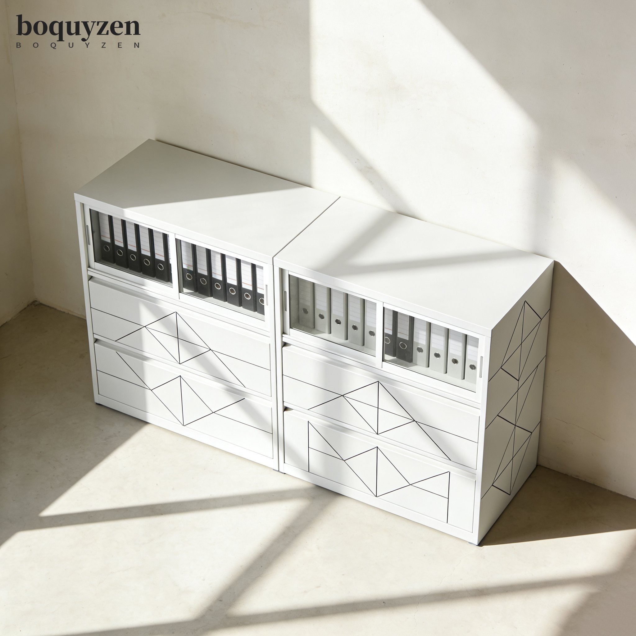 Kancelářská skříň s policemi na dokumenty