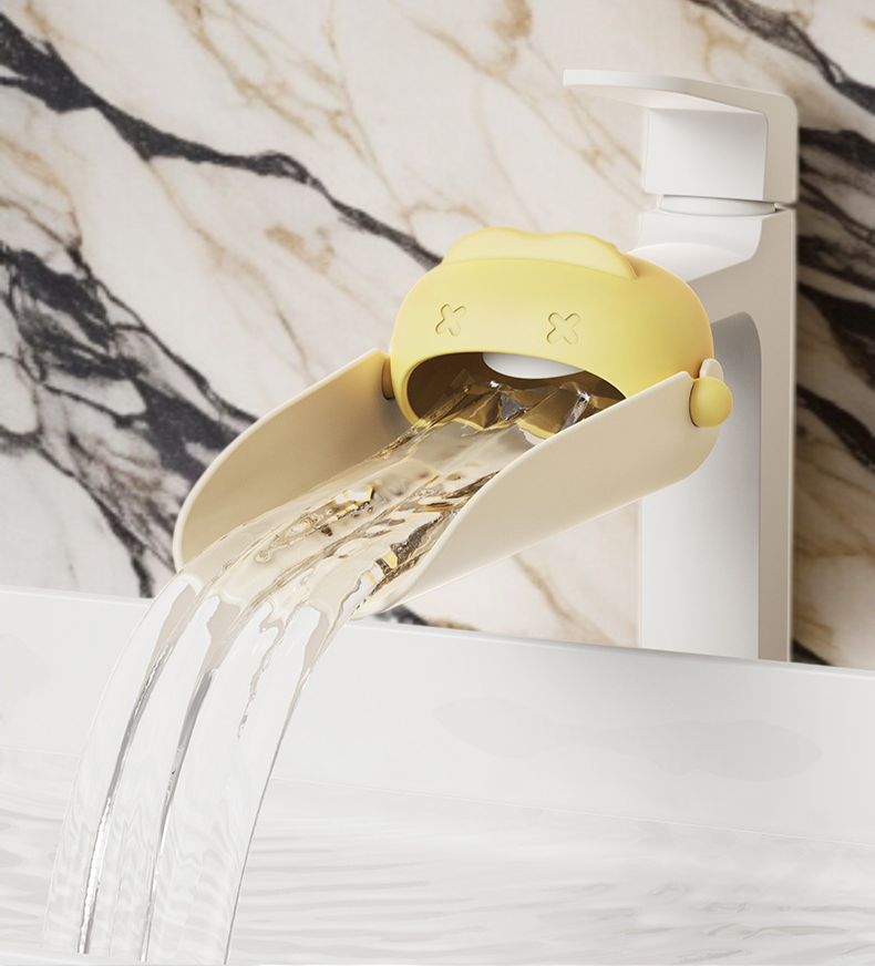 싱크대에 장착된 수도꼭지 연장기