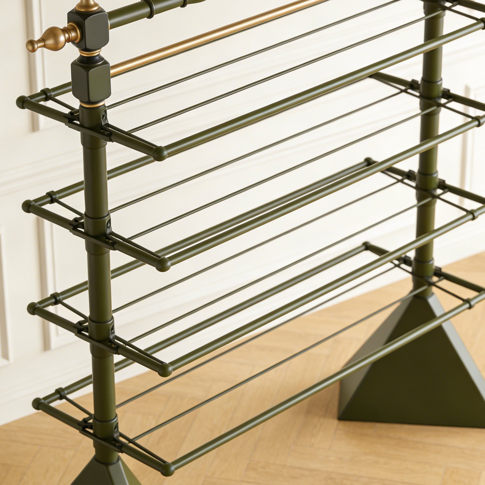 ราวแขวนเสื้อผ้าหลายชั้นสีเขียวเข้มกรอบโลหะตกแต่งสีทอง