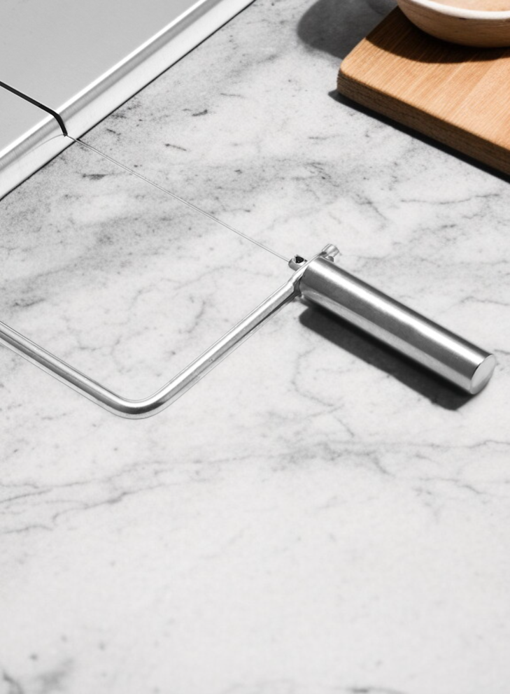 인체공학적 디자인의 치즈 슬라이서 사용 장면