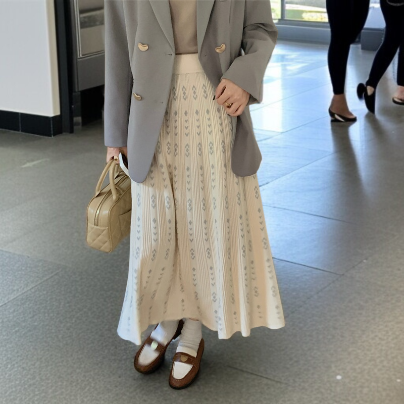 스커트녀 하프 기장 사타구니를 가리다 거들먹거리다 자카드로 짠 도드라진 무늬 날씬해 보이는 A라인 스커트