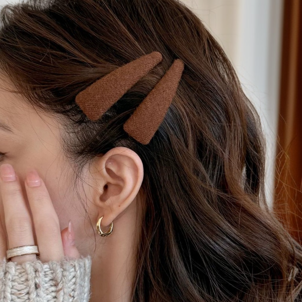 頭の横にヘアクリップ