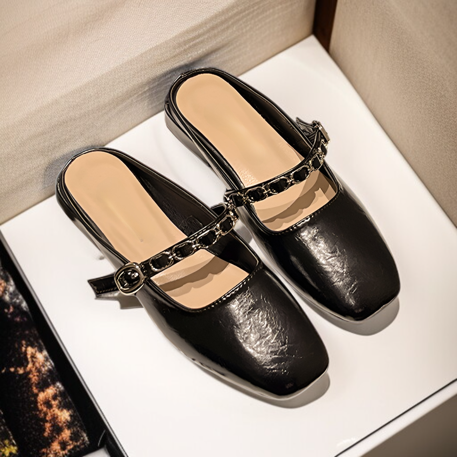 2025春夏サンダルファッションチェーンチャンキーヒールシングルシューズローヒールチェーンマッチングスカートサンダルレトロハーフスリッパレディースアウトドアサンダル