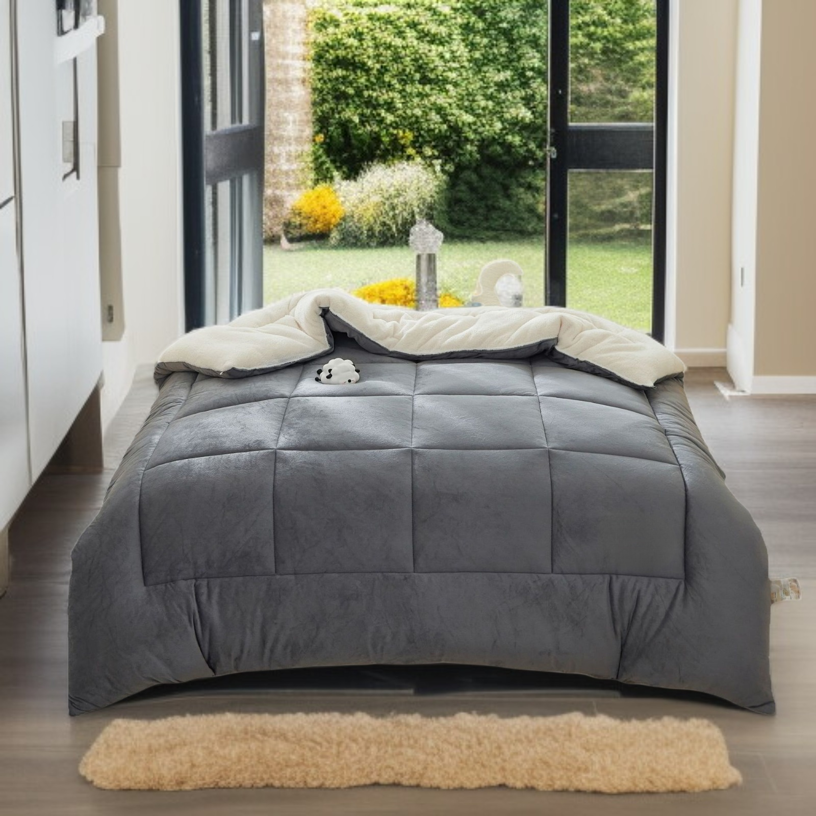 冬用の保温性の高い厚手のラムウールキルト