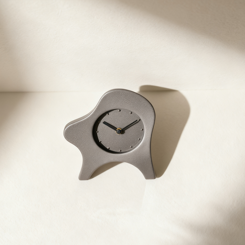 Ceas decorativ gri cu design modern și simplu