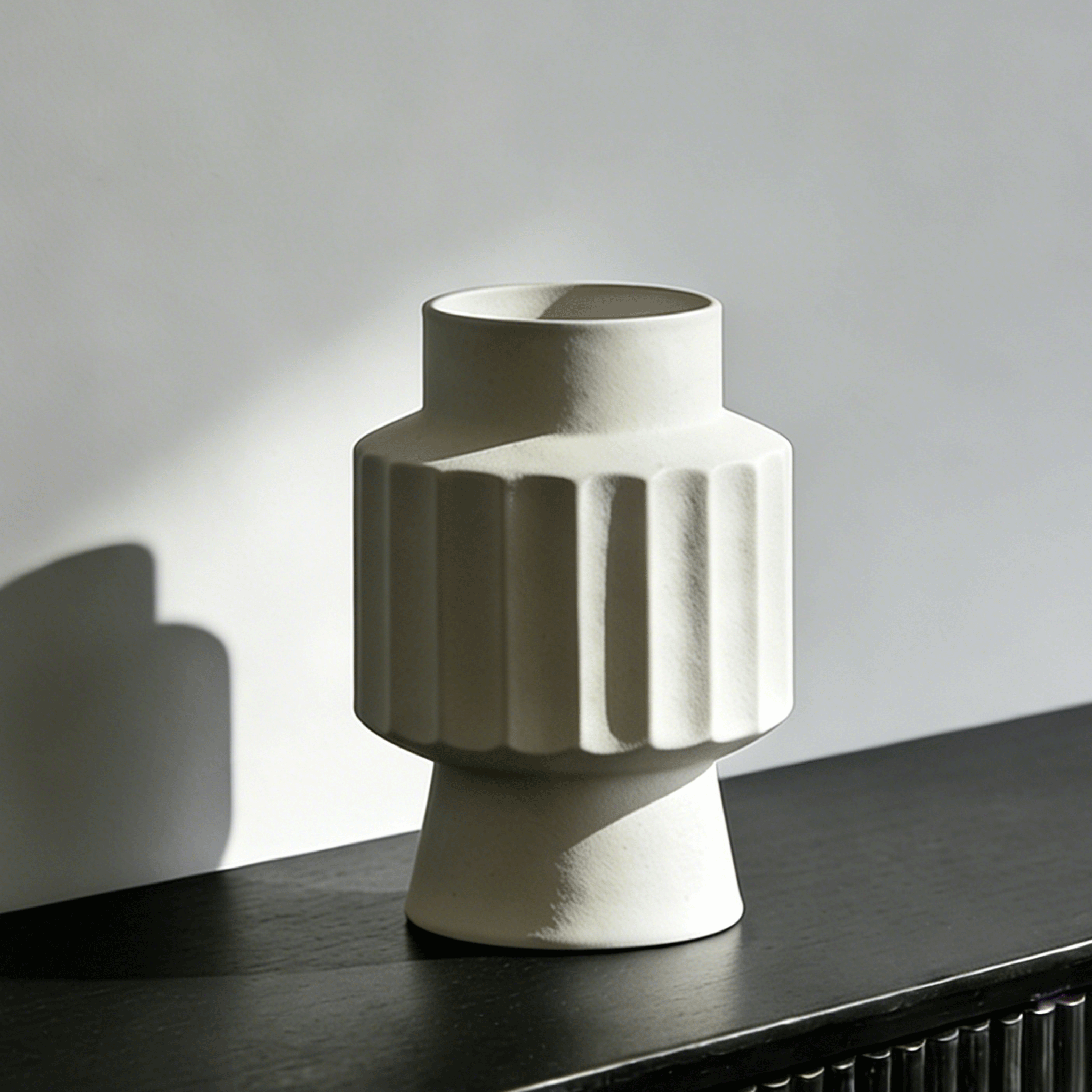 シンプルモダンな陶磁器の花瓶