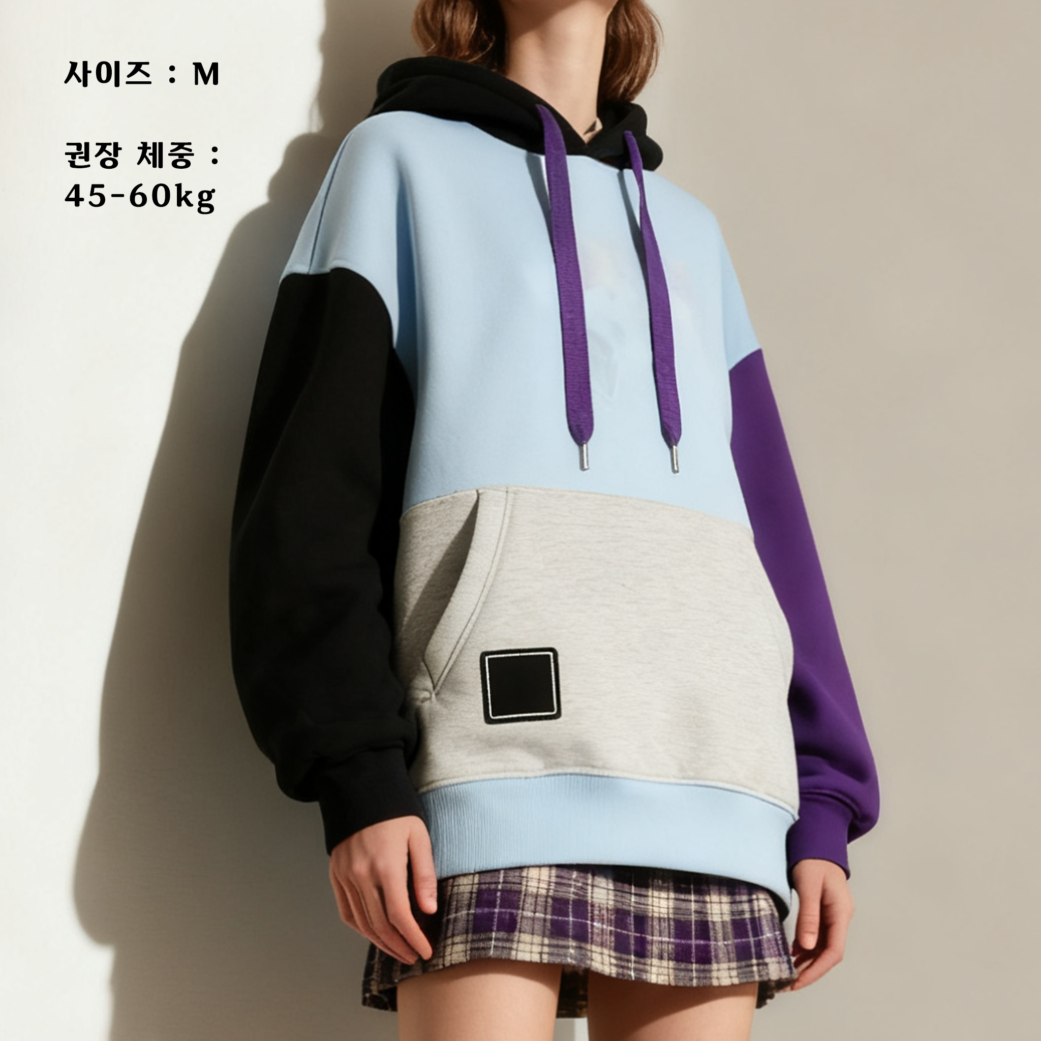 여성 모델이 입은 컬러블록 후드티 스타일링