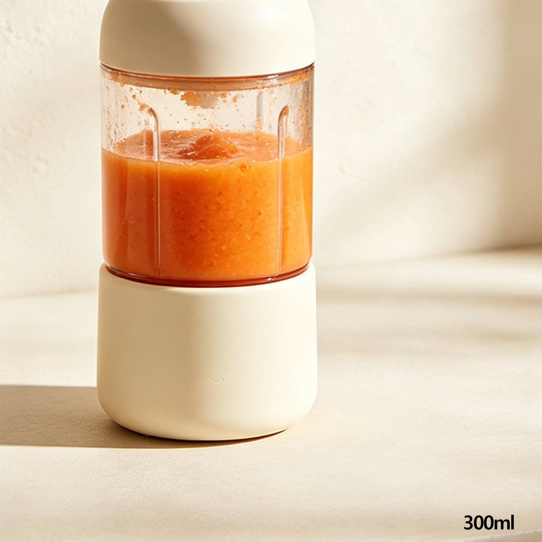Easy-to-clean mini juice blender