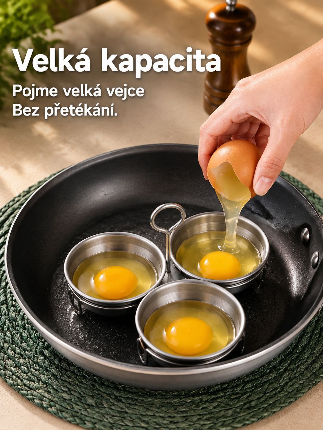 Napařovač vajec s čerstvě uvařenými vejci