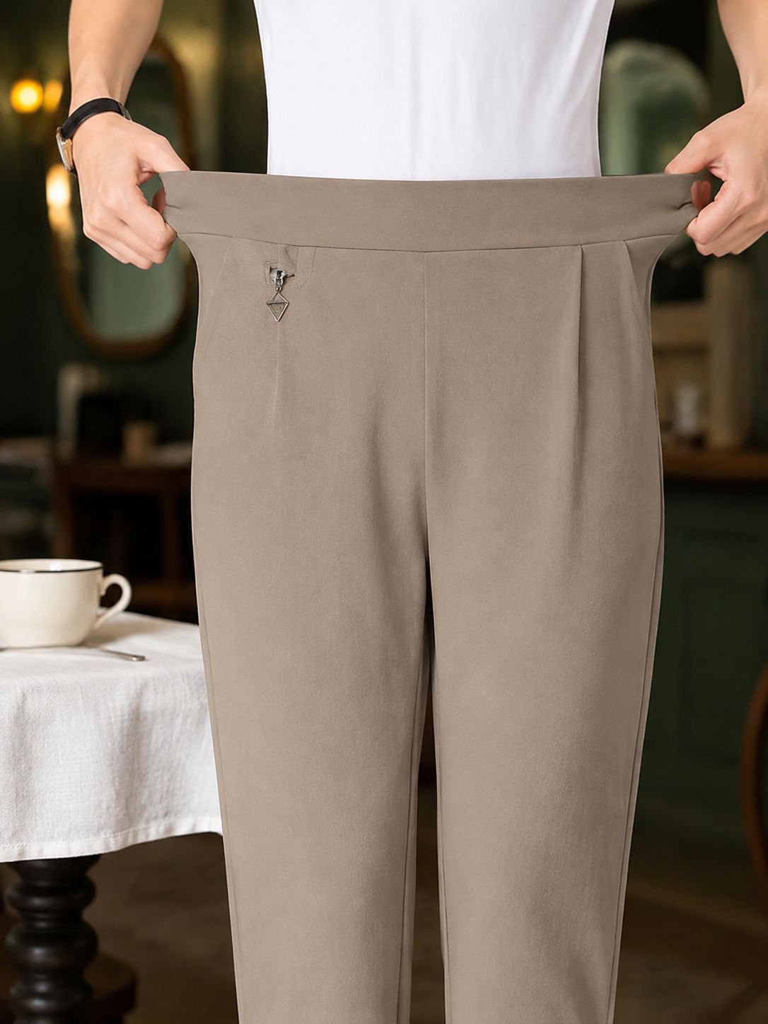 Vue de face du pantalon élégant pour femmes d'âge moyen