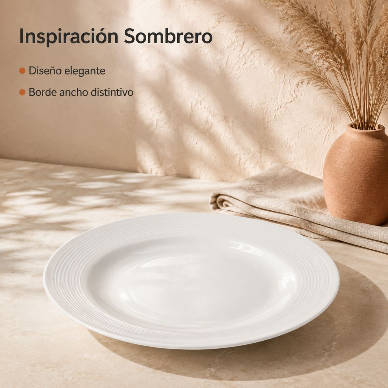 Plato de cerámica con diseño en relieve de sombrero de paja y color liso